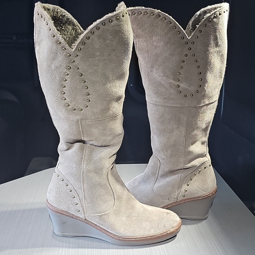 Baretraps Onessa Taupe Studded Suede Snow Boot Women's 8M Excellent Pre-Owned - Picture 12 of 12